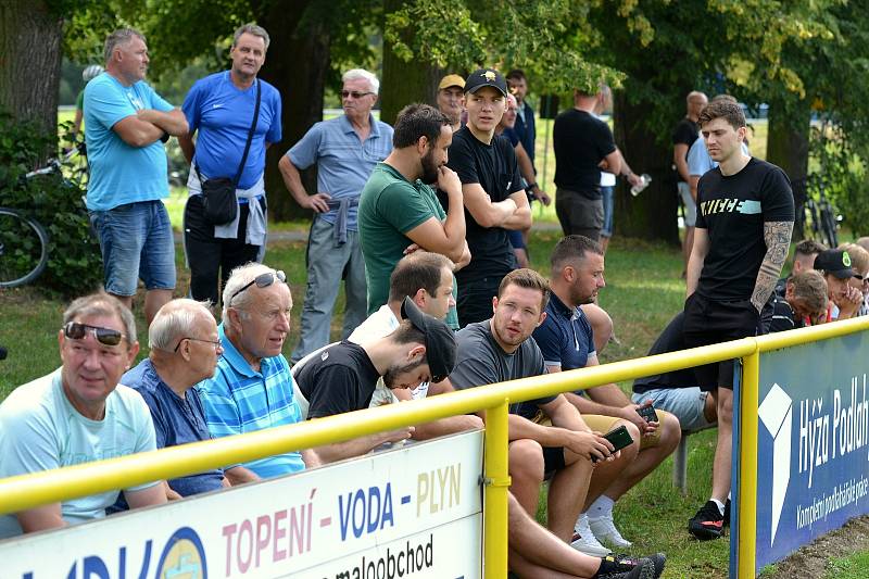 Fotbalisté Kvasic (v bílém) ve druhém kole krajského přeboru před početnou hodovou návštěvou porazili nováčka z Francovy Lhoty vysoko 5:0.