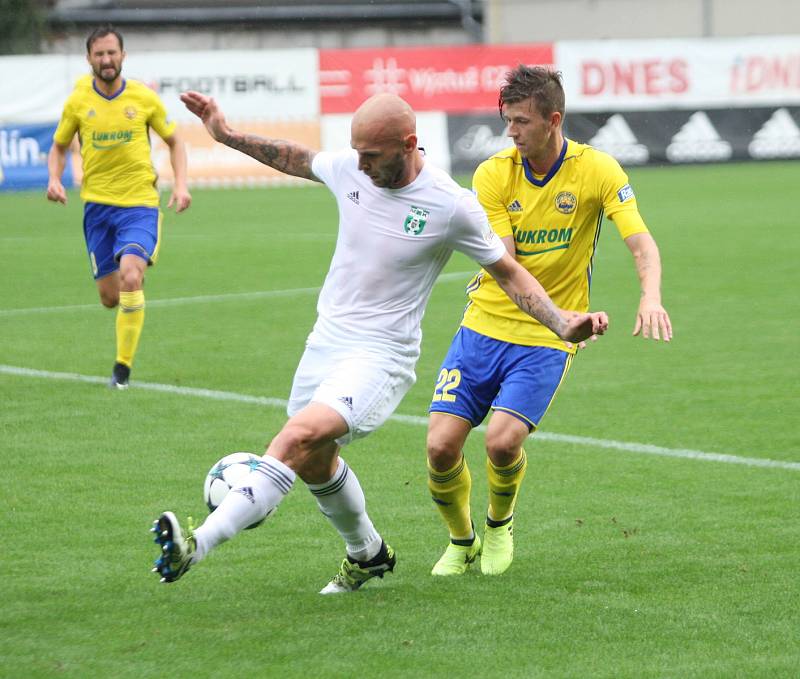 Fotbalisté Fastavu Zlín (ve žlutém) v rámci 4. kola I. ligy doma hostili MFK Karviná.