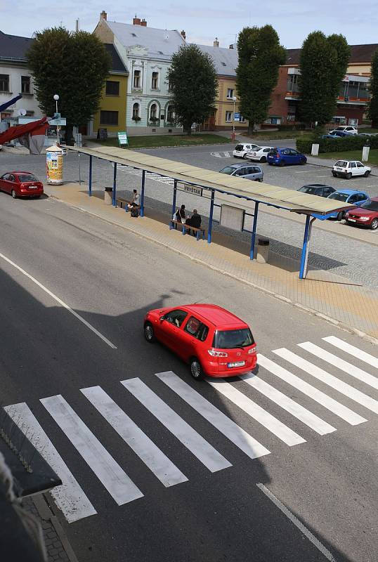 Autobusová zastávka na náměstí Míru ve Fryštáku.