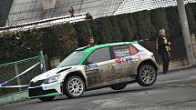 Exhibici VHS Mikuláš Rally ve Slušovicích v sobotu opanoval Ondřej Bisaha se spolujezdcem Jakubem Navrátilem ve voze Hyundai i20 R5. Druhé místo obsadil Martin Vlček se shodným vozem a na třetím místě se umístil Antonín Tlusťák s vozem Škoda Fabia.