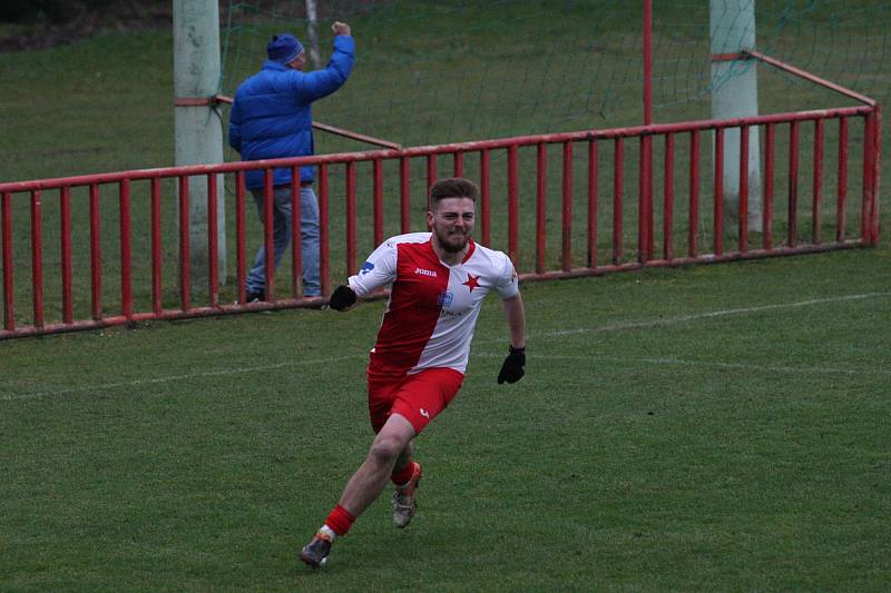 Fotbalisté Otrokovic (modré dresy) ve 22. kola MSFL i bez vyloučeného Kišky zdolali vedoucí Kroměříž 2:1.