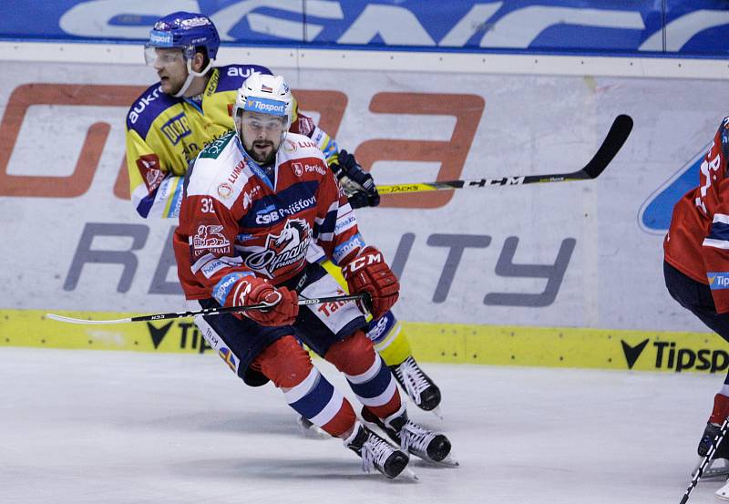 Hokejové utkání Tipsport extraligy v ledním hokeji mezi HC Dynamo Pardubice (červenobílém) a HC Aukro Berani Zlín ( ve žlutomodrém) v pardudubické Tipsport areně.