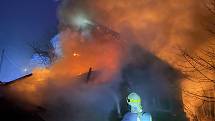 Čtyři jednotky hasičů likvidovaly v Rudimově na Zlínsku požár bývalého statku.