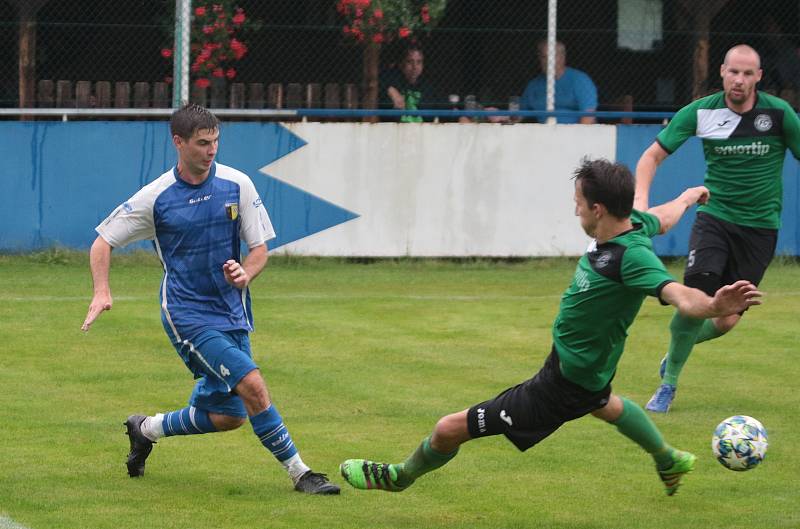 Slušovičtí fotbalisté (modré dresy) doma porazili Velké Karlovice 1:0.