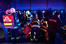 Záchranáři zasahují v noci na neděli 30. října 2022 na halloweenské party v Hudebním klubu Sud ve Slušovicích. V tlačenici se tady zranilo několik mladých lidí.