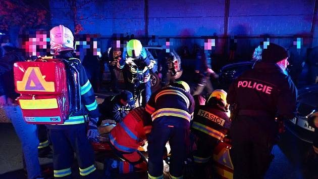 Záchranáři zasahují v noci na neděli 30. října 2022 na halloweenské party v Hudebním klubu Sud ve Slušovicích. V tlačenici se tady zranilo osm mladých lidí.