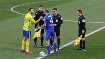 Fotbalisté Zlína (žluté dresy) zakončili dlouhou podzimní část nedělním zápasem v Olomouci.