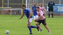 Fotbalisté Malenovic (růžové dresy) doma prohráli se Zborovicemi 1:5.