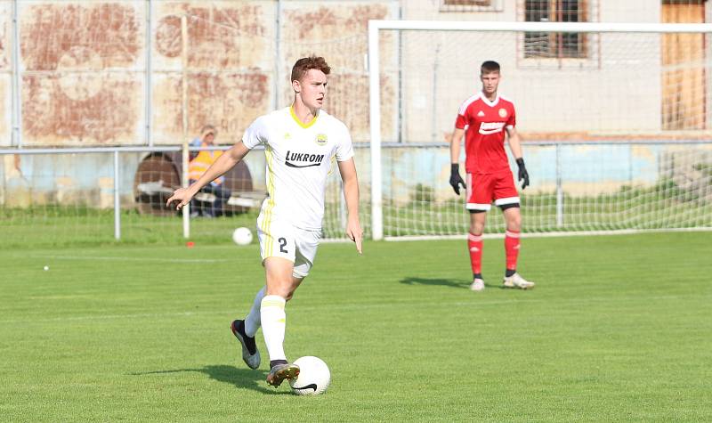 Fotbalisté Zlína B (bílé dresy) v 6. kole MSFL prohráli v Rosicích 1:2.