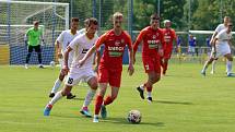 Fotbalisté Zlína B (bílé dresy) v sobotním přípravném zápase na Vršavě remizovali s juniorkou Zbrojovky Brno 2:2.