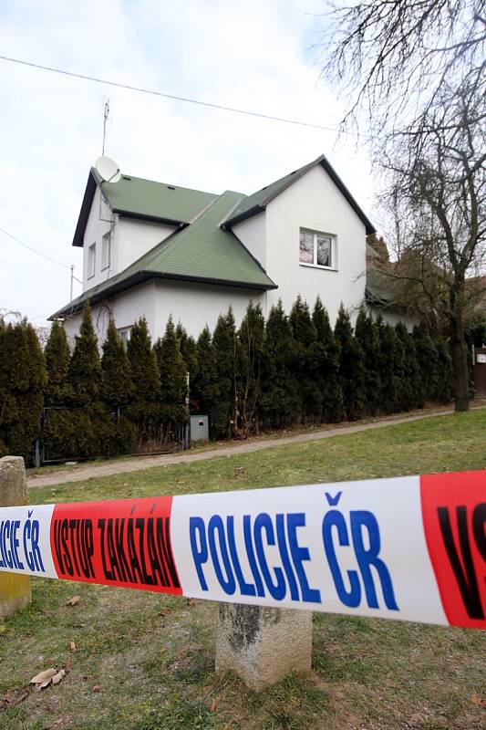 Ve Zlíně na Podhoří zasahovali kriminalisté. V jednom z domů v ulici A. Randýskové nalezli tři mrtvá lidská těla.