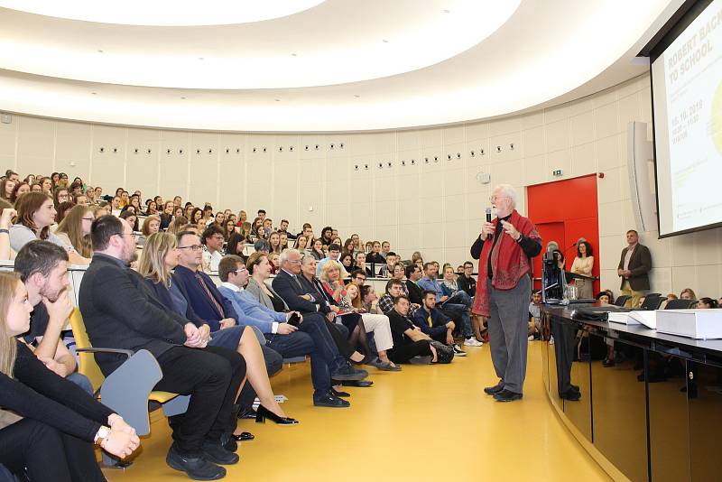 Robert Lee Fulghum se setkal se studenty Baťovy univerzity