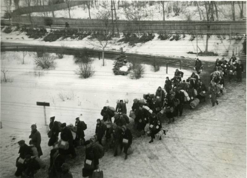Odchod deportovaných Židů na uherskobrodské vlakové nádraží odkud byli transportováni do terezínského ghetta, foto Vilibald Růžička 27. 1. 1943
