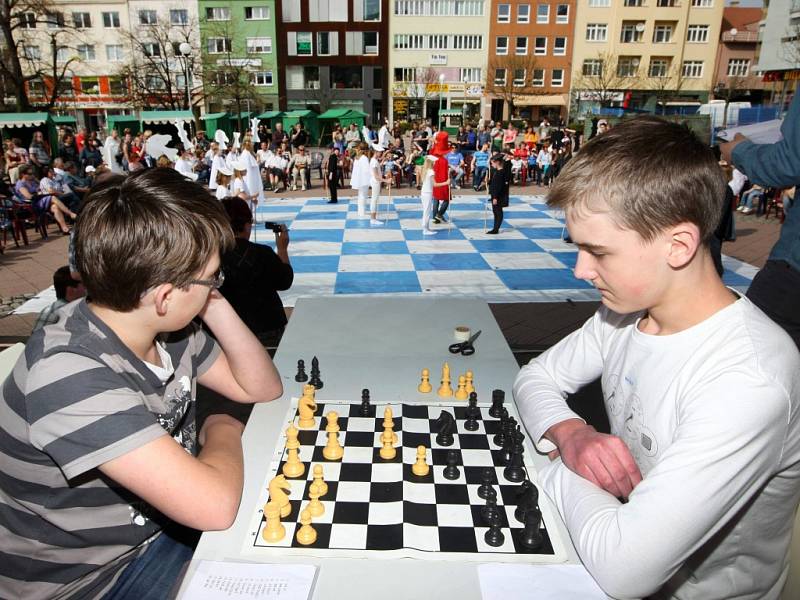 Obří šachy na náměstí Míru ve Zlíně.
