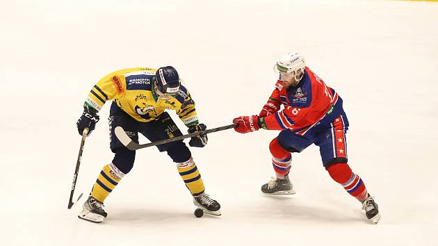 Hokejisté Zlína (žlutomodré dresy) se ve středu a čtvrtek doma utkají s Třebíčí.