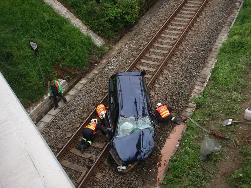 Dopravní nehoda osobního vozidla, které dopadlo na koleje.