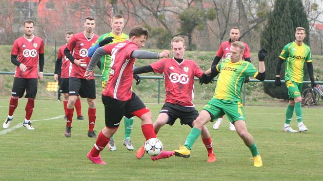 Fotbalisté Napajedel (v zeleném) doma o víkendu doma podlehli Kvasicím 1:4.