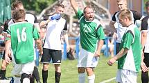 Fotbalisté Vizovic (v bílém) zaskočili v nedělním 24. kole domácí rezervu Fryštáku, kterou porazili 3:1.