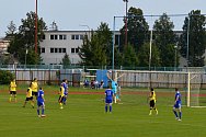 Fotbalisté Tečovic (ve žlutých dresech)