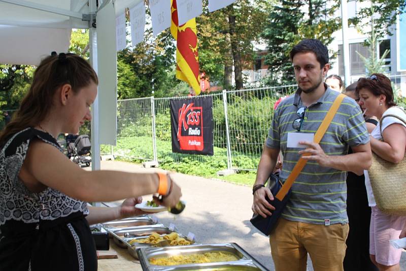 Ve Zlíně se tento víkend koná Garden Food Festival. Přilákal zajímavé kuchaře a ochutnávat se mohou ještě zajímavější speciality. 