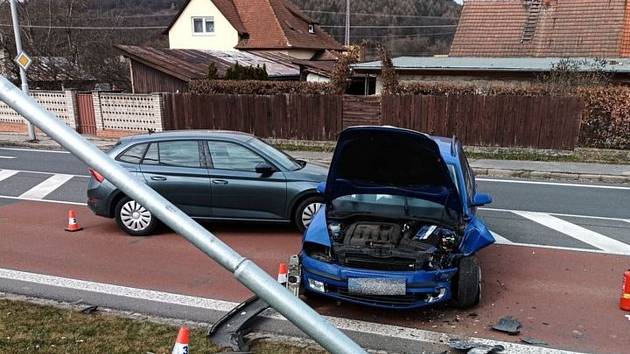 V Želechovicích nad Dřevnicí bourala dvě osobní auta. Jedno z nich skončilo ve sloupu veřejného osvětlení; úterý 21. března 2023