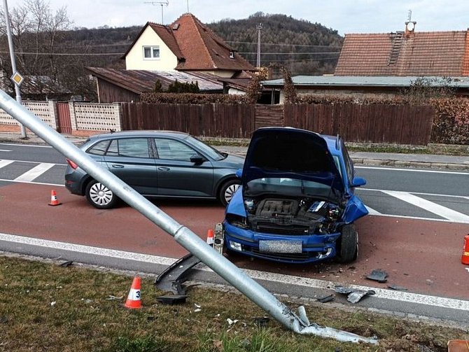 V Želechovicích nad Dřevnicí bourala dvě osobní auta. Jedno z nich skončilo ve sloupu veřejného osvětlení; úterý 21. března 2023
