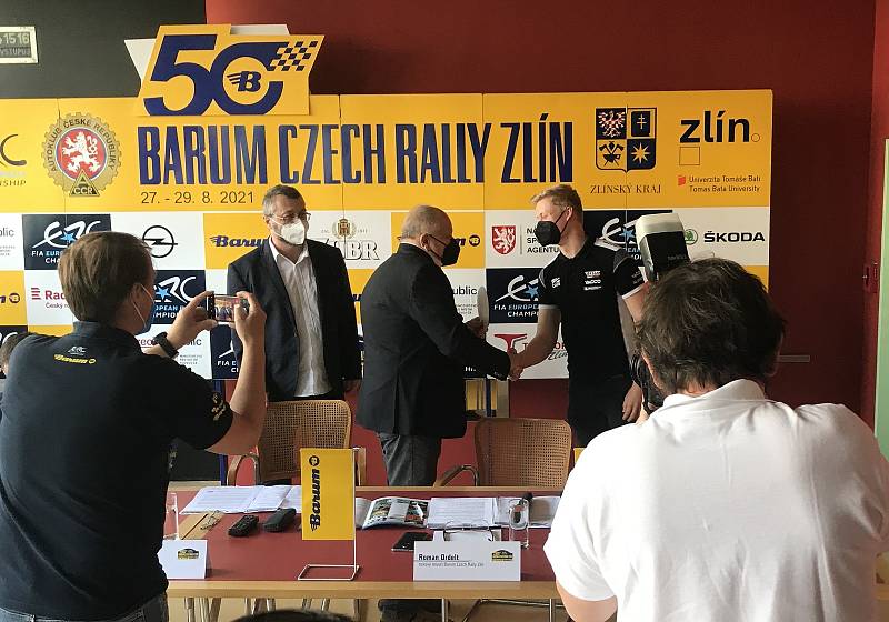 Necelý čtvrt rok před oficiálním startem potvrdili organizátoři Barum Czech Rally Zlín, že po loňském zrušení soutěže mají v plánu poslední srpnový víkend uspořádat jubilejní 50. ročník. Na snímku Miloslav Regner a Erik Cais