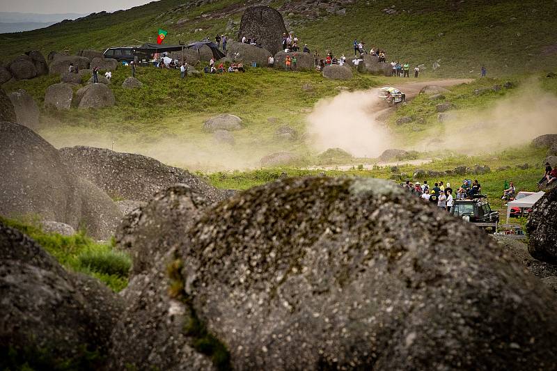 Posádka Erik Cais se spolujezdcem Petrem Těšínským dojela na Portugalské rally i přes havárii na konečném 42. místě.