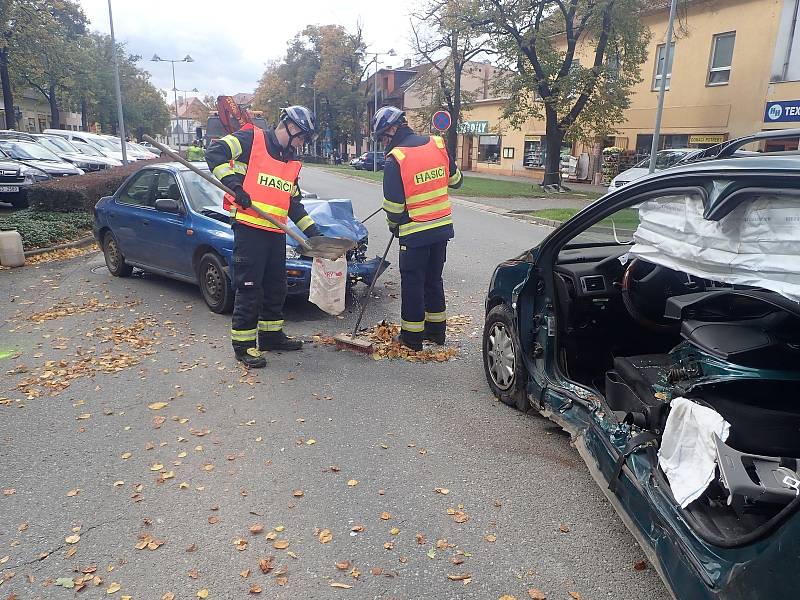 Dva zraněné si vyžádal pondělní střet dvou osobních aut v Napajedlech na Zlínsku.