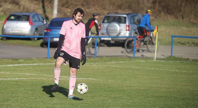 Fotbalisté Hvozdné (modré dresy) v přípravném zápase porazili Lužkovice.