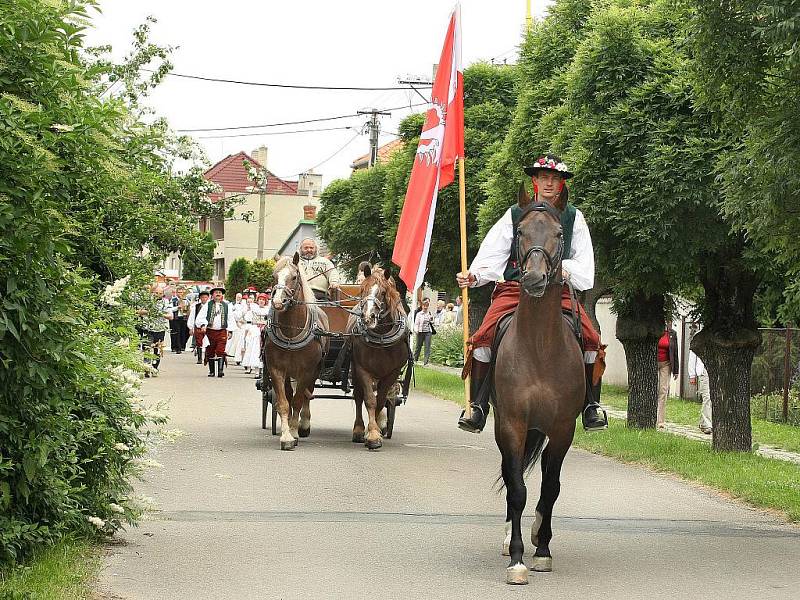 Tlumačovem šel krojovaný průvod