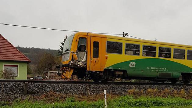 Srážka vlaku s náklaďákem v Želechovicích