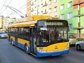 Trolejbus s alternativním elektrickým pohonem na zkušebních jízdách v Plzni.