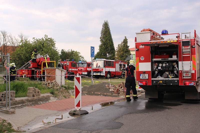 Střecha opravované budovy v Tlumačově, vzplála.