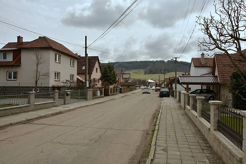 Vrbětice 18. dubna 2021. Šest a půl roku po výbuchu muničních skladů se místní obyvatelé dozvěděli, že za činem může být ruská tajná služba.