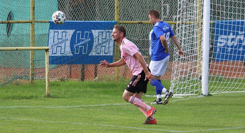 Fotbalisté Malenovic (růžové dresy) doma prohráli se Zborovicemi 1:5.