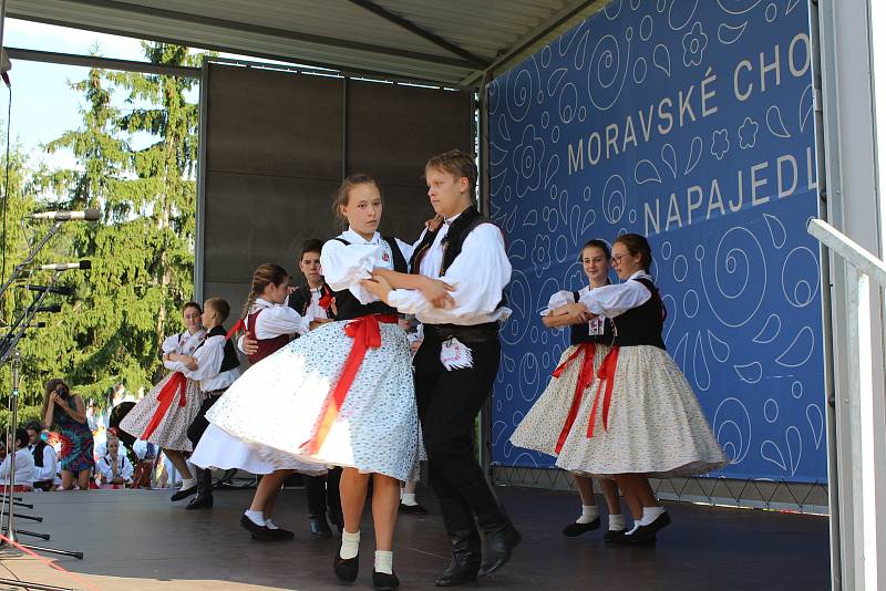 Moravské chodníčky se každoročně konají v Napajedlích. Jde o tradiční setkání folklórních souborů ze Slovácka, Valašska a Hané. Letos se sešli už po jednadvacáté.