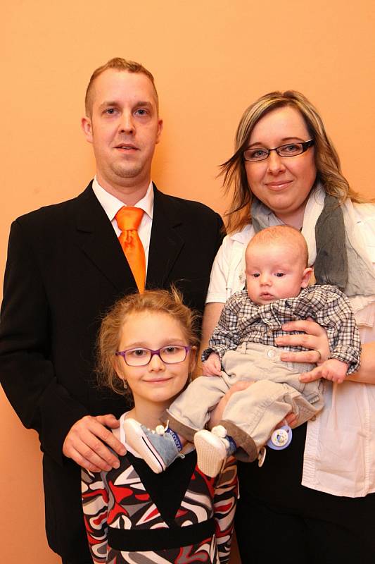 Vítání dětí na radnici ve Zlíně.  Michal Barinka a Iva Barinková s dcerou Lucií a synem Vítem.