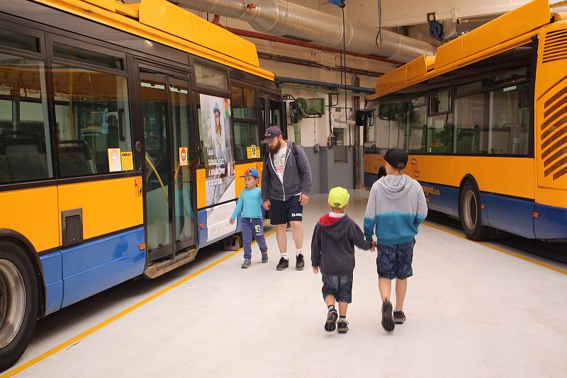 Tisícovky návštěvníků si v sobotu ve Zlíně užily Dne otevřených dveří Dopravní společnosti Zlín-Otrokovice (DSZO). Letos již po třinácté. Novinkou bylo deštivé počasí, to ale nikomu nevadilo.