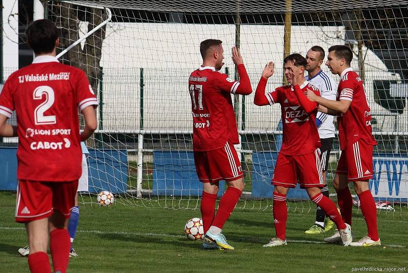 Fotbalisté Valašského Meziříčí (červené dresy) zvítězili na půdě Bruntálu.