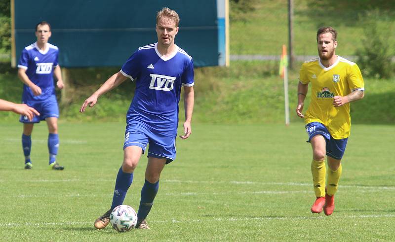 Divizní fotbalisté Slavičína (v modrém) začali nový ročník skupiny E parádně, v neděli dopoledne doma porazili rozdílem třídy Šumperk 4:1.