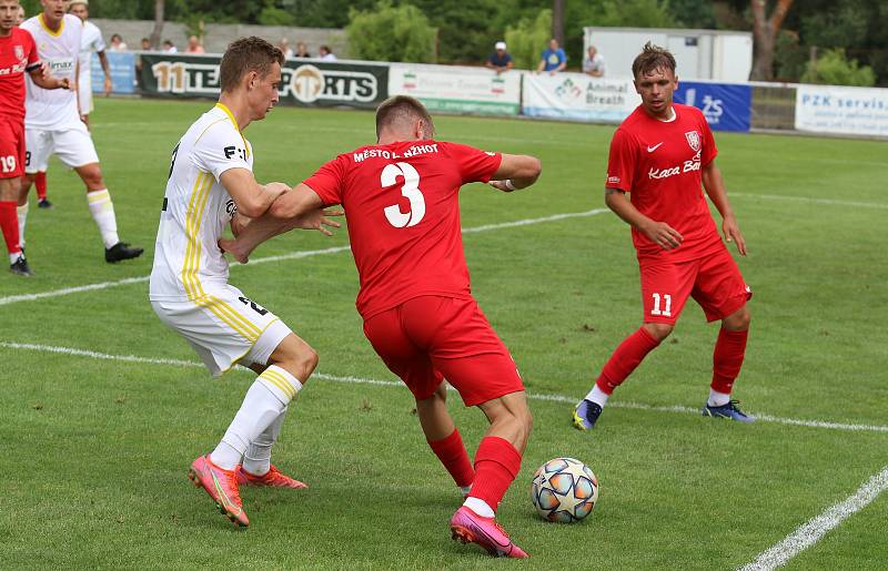 Fotbalisté Zlína (bílé dresy) v Lanžhotě zvítězili 2:0.