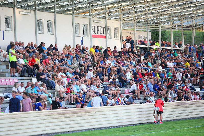 Fotbalisté třetiligové Kroměříže (v červenobílých dresech) vyzvali ve 2. kole celostátního poháru