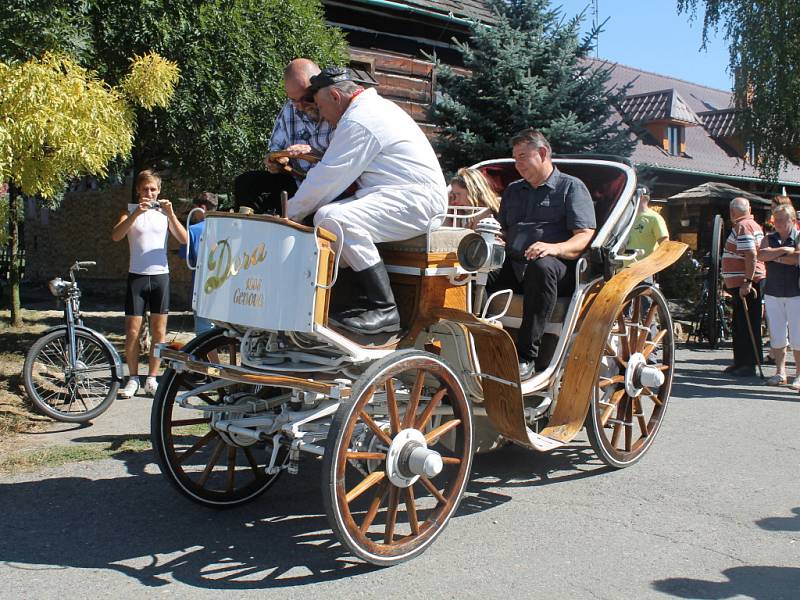 Bez koní. Zájemci se mohli svést vozek na motorový pohon. Odvážlivci se ujali i řízení pod odborným dohledem.