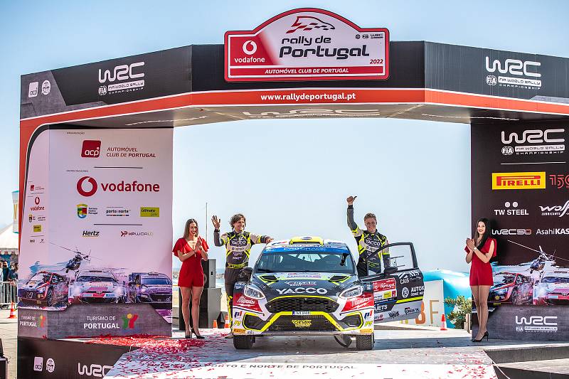 Posádka Erik Cais se spolujezdcem Petrem Těšínským dojela na Portugalské rally i přes havárii na konečném 42. místě.