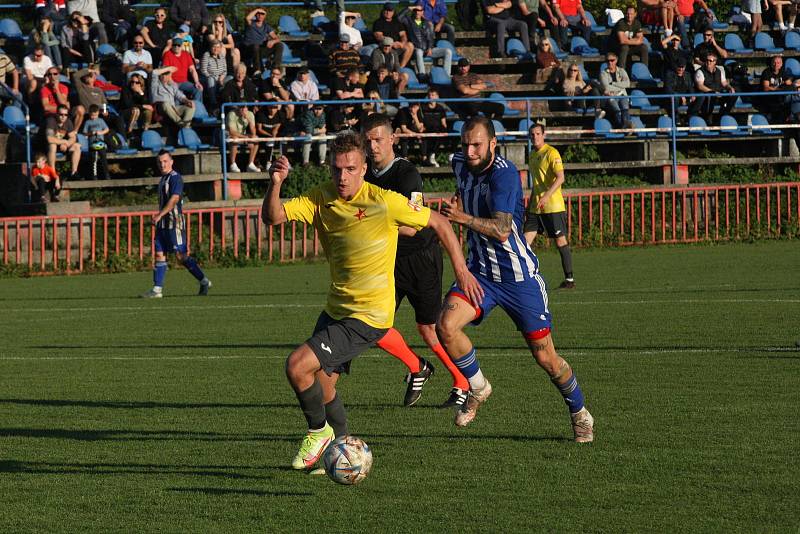 Fotbalisté Kroměříže (žluté dresy) zvítězili na hřišti Kvítkovic 4:1 a ve třetí lize si upevnili vedoucí pozici.