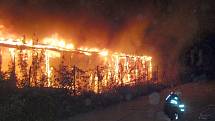 Rozsáhlý požár dřevěné skladovací haly v Otrokovicích.