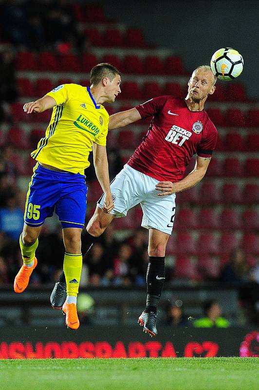 Fotbalové utkání HET ligy mezi celky AC Sparta Praha a FC Fastav Zlín 4. května v Praze. Mirzad Mehanovič vs. Semih Kaya .