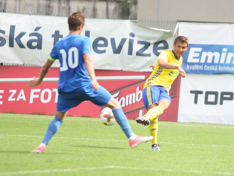 Fotbalisté Fastavu Zlín (ve žlutém) v pátečním přípravném zápase doma podlehli druholigovým Vítkovicím 0:1.