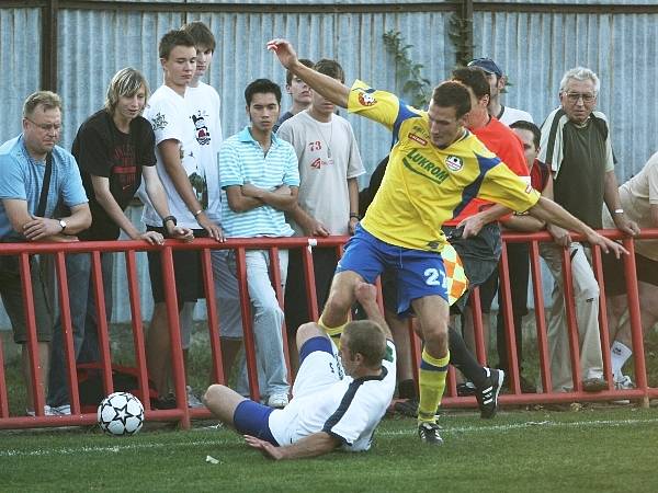 Zlínští fanoušci řádili na stadionu Viktorie Otrokovice